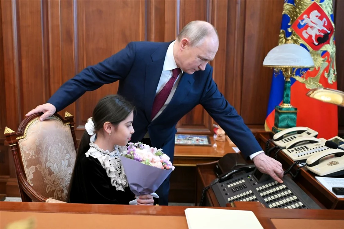 Putin, explicând ce face un președinte în biroul său. FOTO EPA-EFE/ALEXANDER KOZAKOV/SPUTNIK/KREMLIN