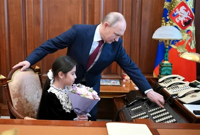 Vladimir Putin si Raisat Akipova, fetita de 8 ani Foto EPA-EFE/ALEXANDER KOZAKOV/SPUTNIK/KREMLIN POOL