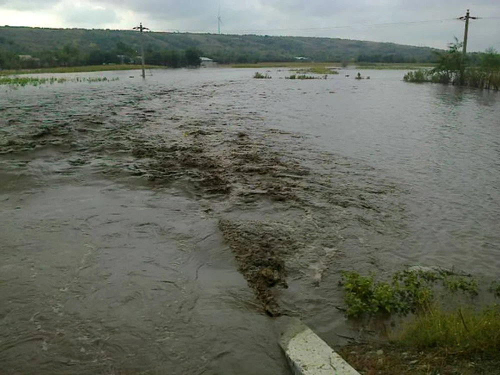 Hidrologii au emis avertizări cod roşu, portocaliu şi galben pentru mai multe râuri