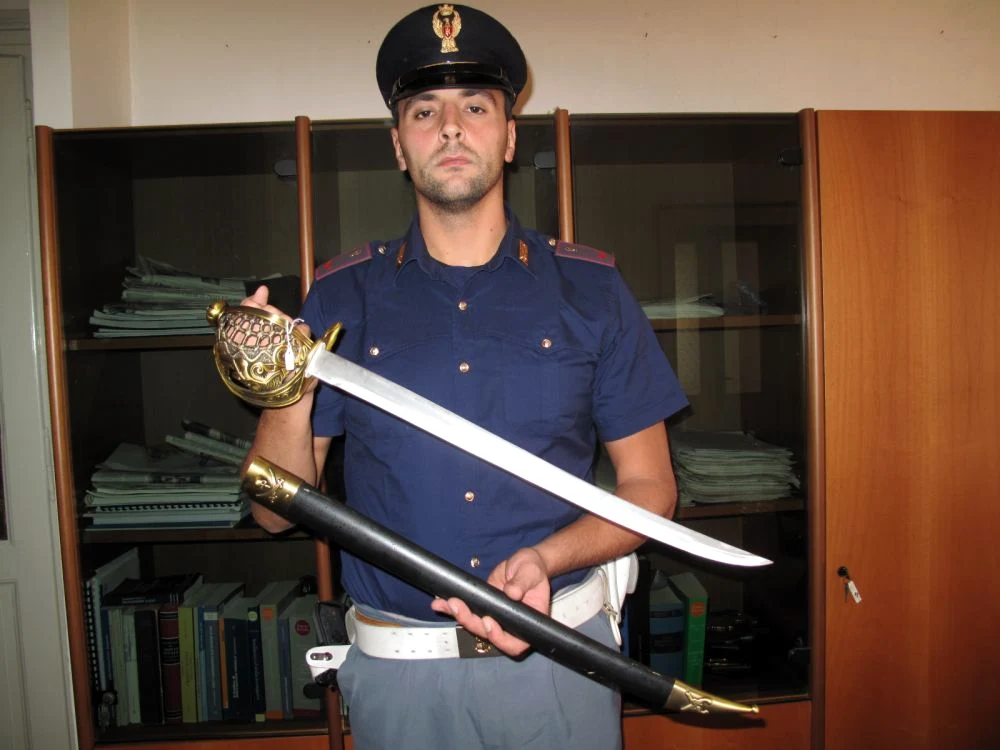
    Sabia minorului a fost confiscată de către forțele de ordine  
