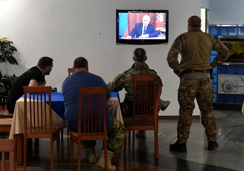 Soldați ascultându-l pe Putin la anunțul mobilizării FOTO Arhivă