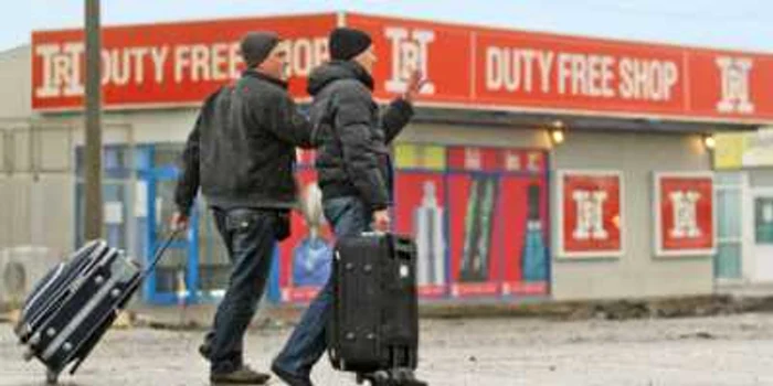 Localnici şi turişti se aprovizionează de la magazinele din vămi
