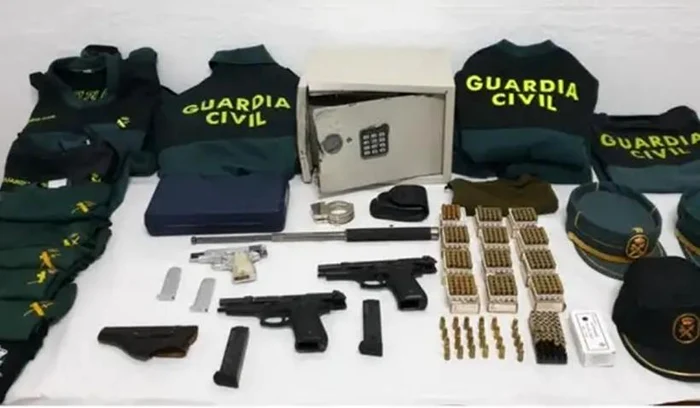 Cei doi hoți români au furat din secția de poliție arme, uniforme și tot ce au mai găsit în clădireFoto: antena3.ro/Larazon.es