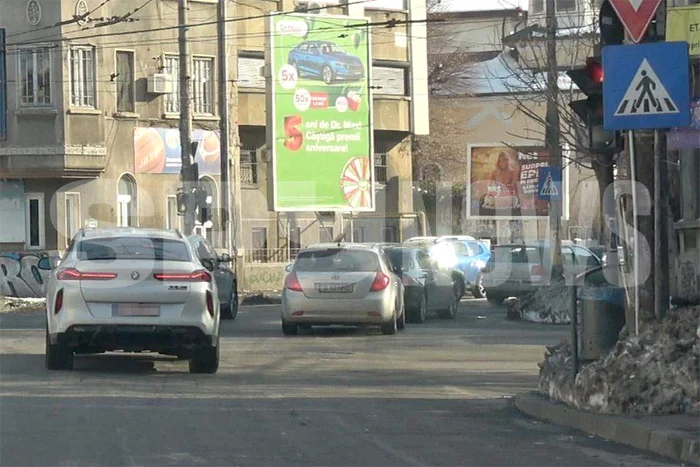 Bruneta a trecut cu grație pe culoarea roșu a semaforului / foto: SpyNews