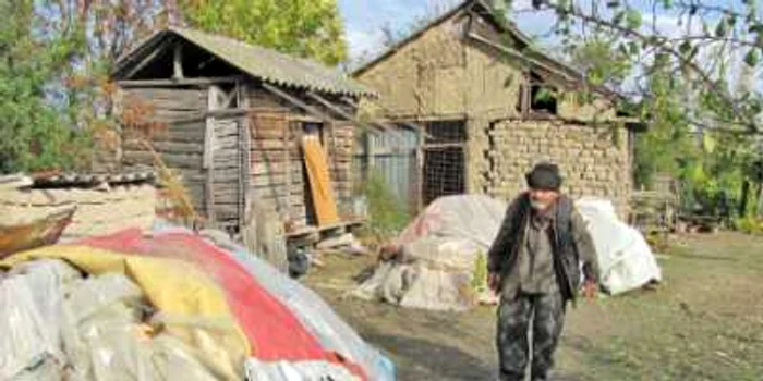 Ion Chirea din comuna Cuza Vodă, judeţul Călăraşi, trăieşte de-o viată fără apă curentă şi toaletă