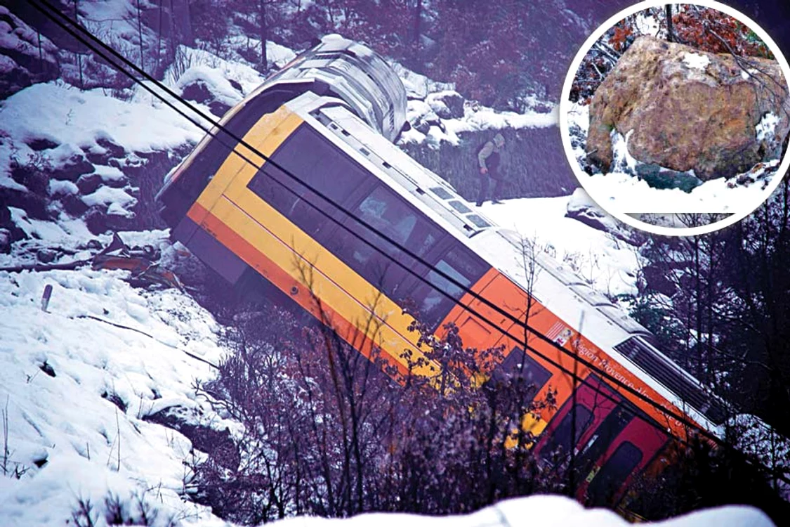 
    Trenul a fost aruncat de pe  şine în urma impactului cu  stânca desprinsă din munte (Fotografii: reuters)  