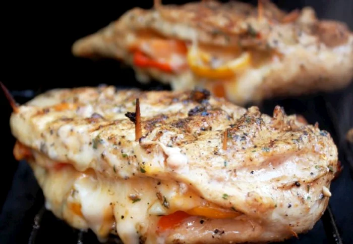 Încearcă puiul umplut cu ardei şi brânză!clickpoftabuna.ro