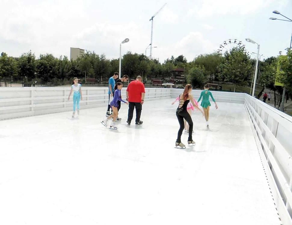 Joia copii patinează fără bani 