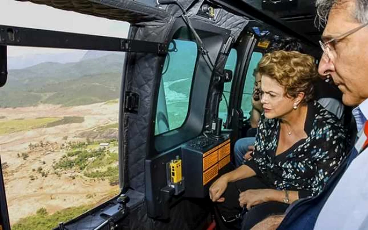 Preşedinta Dilma Rousseff vizitează din elicopter zona afectată de dezastru. Sursă: Reuters.