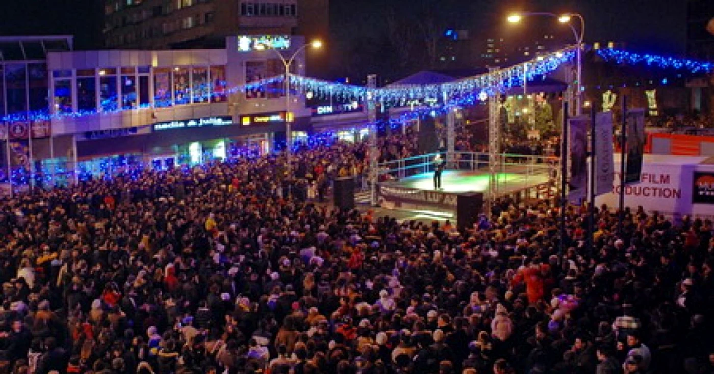 Amplasarea scenei în faţa Teatrului Tineretului a avantajat participarea numeroasă