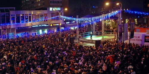 Amplasarea scenei în faţa Teatrului Tineretului a avantajat participarea numeroasă