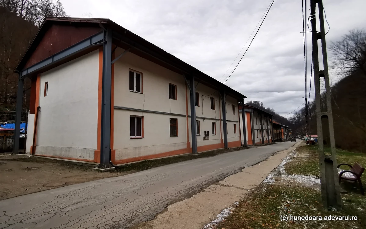 Câteva blocuri din Aninoasa au fost reabilitate. Foto: Daniel Guță. ADEVĂRUL. 