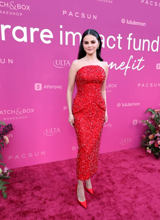 Selena Gomez a purtat o rochie roșie fără bretele