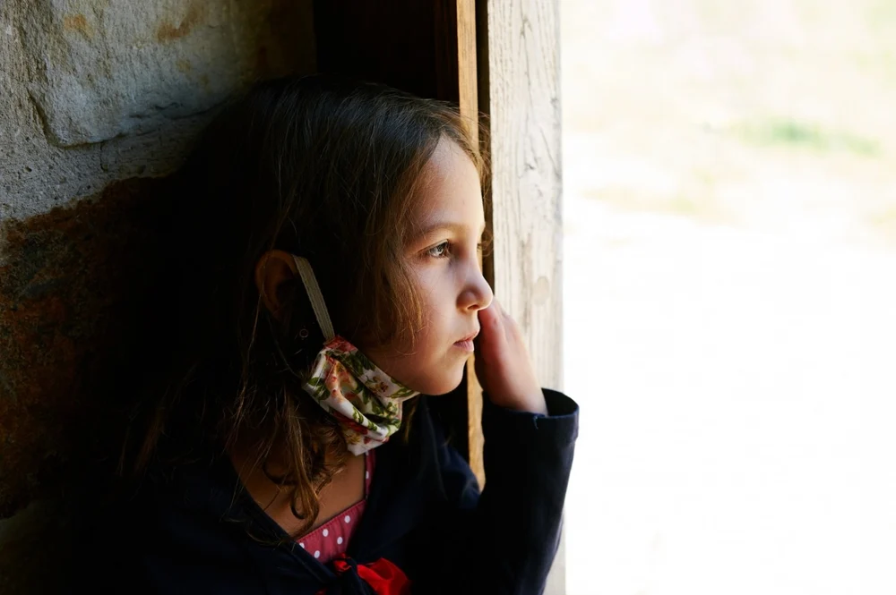 Drama copiilor cu ambii părinţi la muncă în ţări străine. Câți dintre ei sunt singuri de sărbători