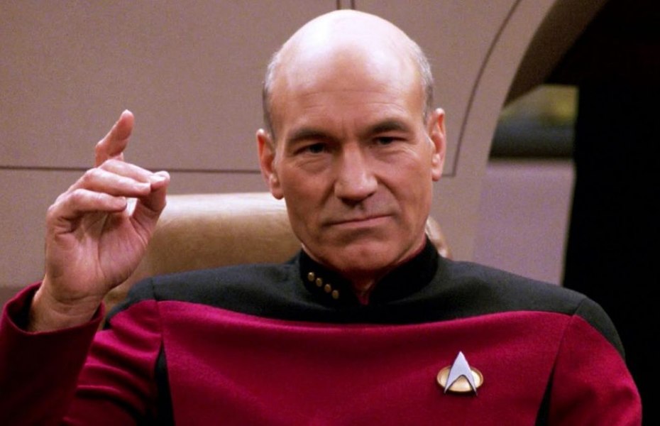 Dincolo de „ultima frontieră”. NASA îi aduce un omagiu lui Patrick Stewart printr-o fotografie cosmică în care galaxiile desenează silueta navei Enterprise