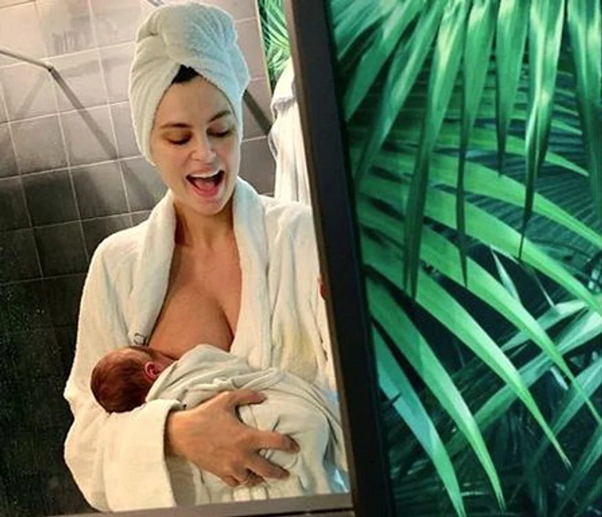 
    Catrinel Menghia, alăptându-și fetița Foto Instagram  