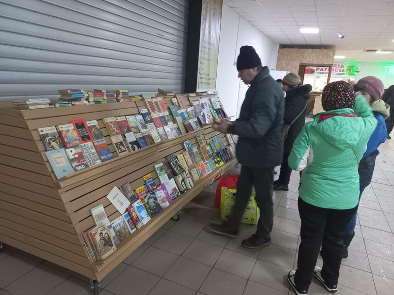 Ideea care a umplut de lume o piață din Brașov. Cum să faci schimb de cărți la tarabă