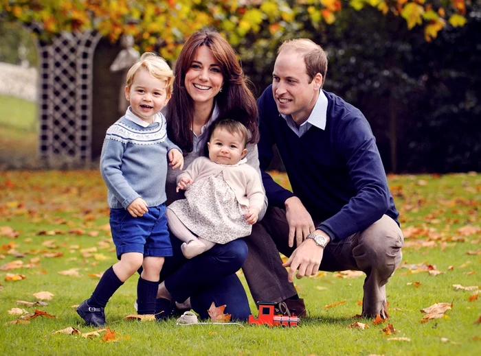 
    Prinţul William, Ducesa Kate şi Prinţii George şi Charlotte, într-o imagine pentru Crăciun 2015Foto: arhiva personală  