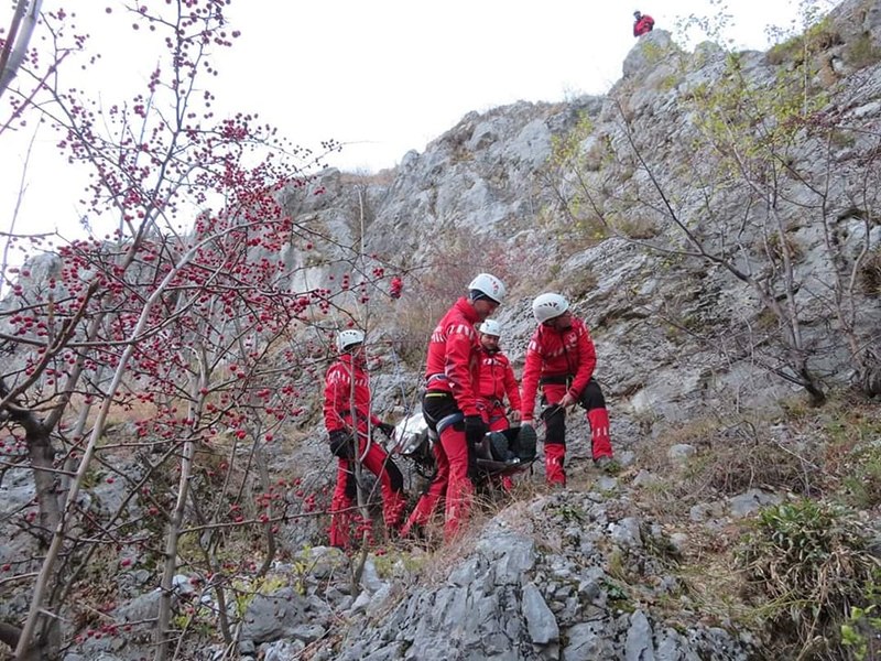 Salvamontiştii intervin pentru recuperarea unei persoane care s-a prăbuşit cu maşina în valea Galbenului, masivul Parâng