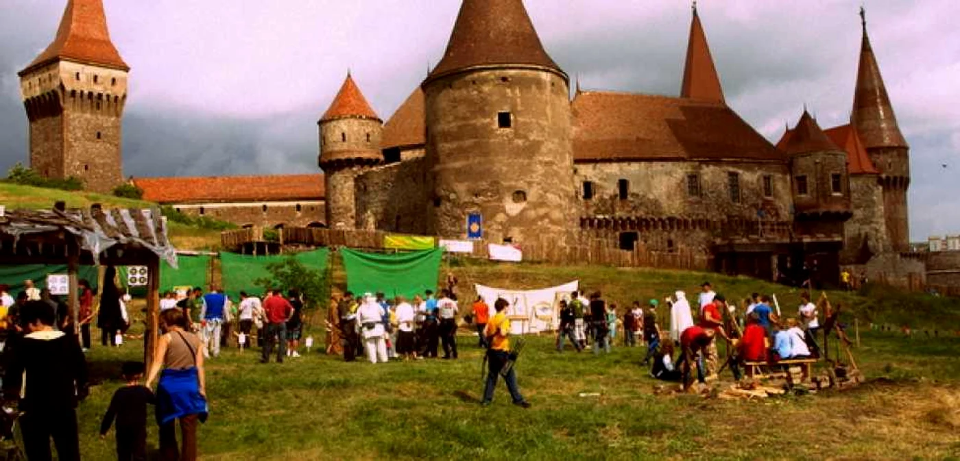 Circa jumătate din suprafaţa acoperişului castelului va intra în reparaţii. FOTO: Daniel Guţă.