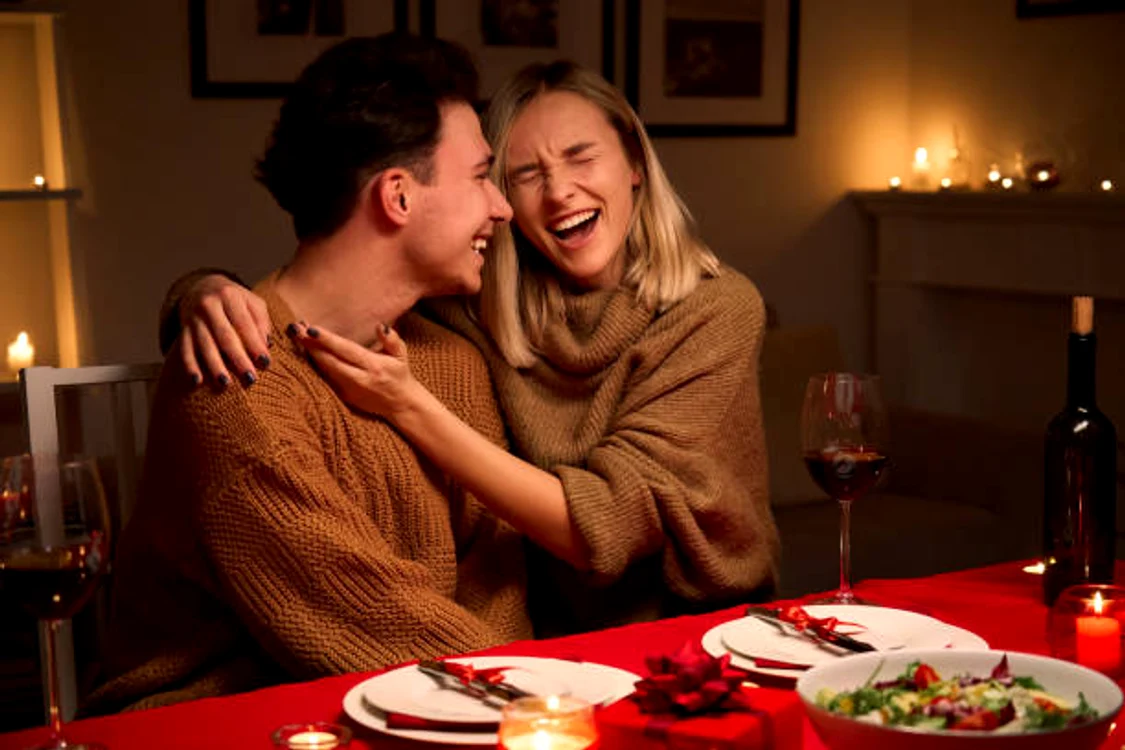 cuplu la cina romantica