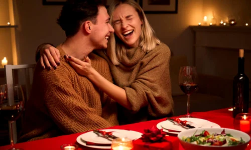 cuplu la cina romantica