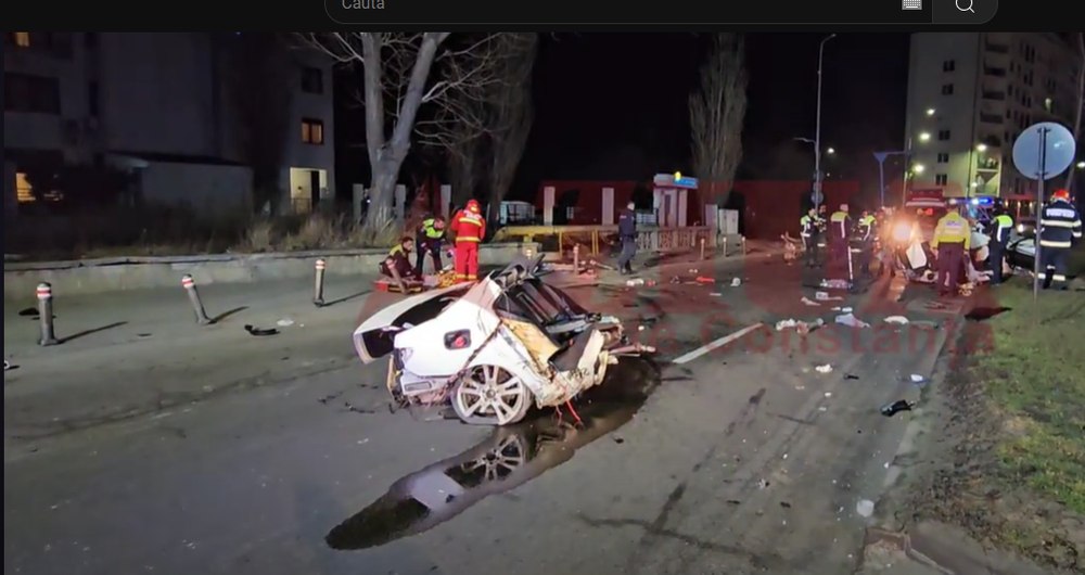 Un tânăr a murit și alți trei sunt în stare gravă după ce mașina în care se aflau a intrat într-un stâlp și s-a rupt în două