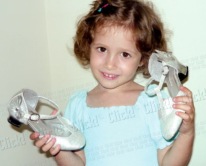 
    Micuţa Ana are  pantofi cu  toc de 4 cm (Foto: Arhivă personală)  