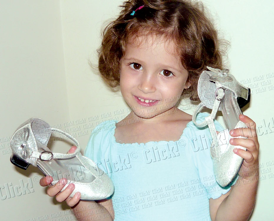 Micuţa Ana are pantofi cu toc de 4 cm (Foto: Arhivă personală)