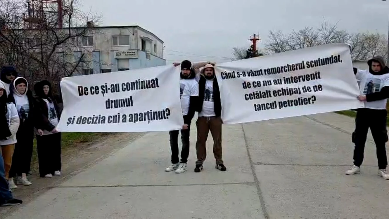 Familiile marinarilor dispăruți în accidentul naval au ieșit la protest FOTO: Captură video