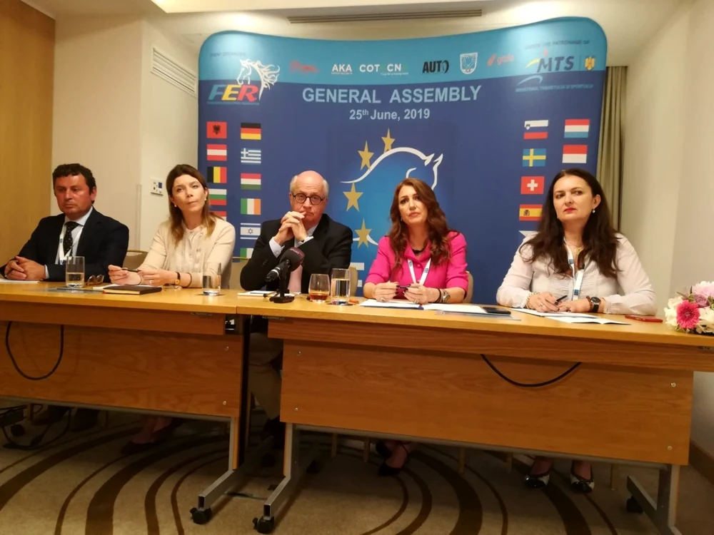 Marinela
Mladin (a doua din dreapta) candidează pentru un loc în boardul forului
european