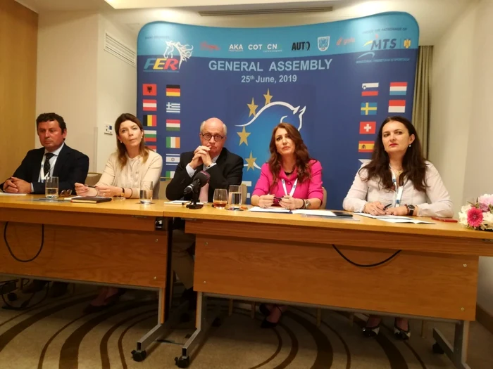 Marinela
Mladin (a doua din dreapta) candidează pentru un loc în boardul forului
european