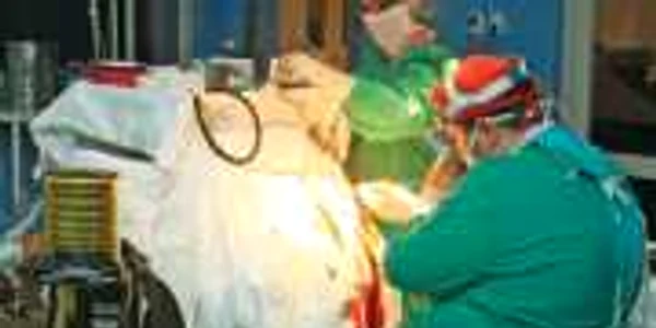 Chirurgii operează cu cratiţe în loc de instrumente medicale