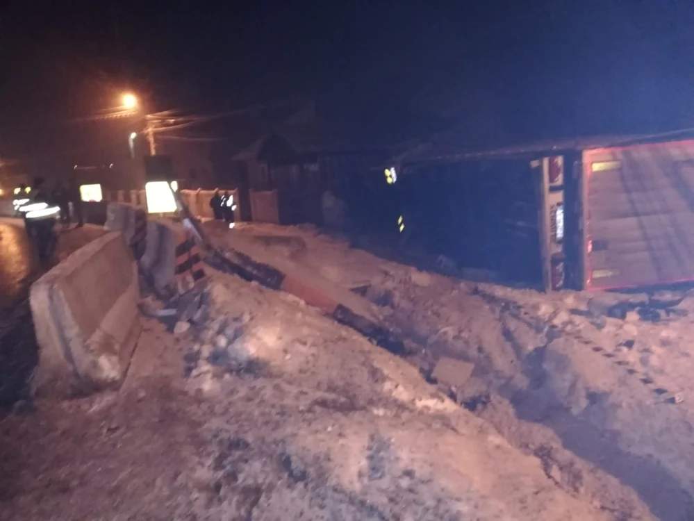 Autotrenul a ajuns în curtea unei case