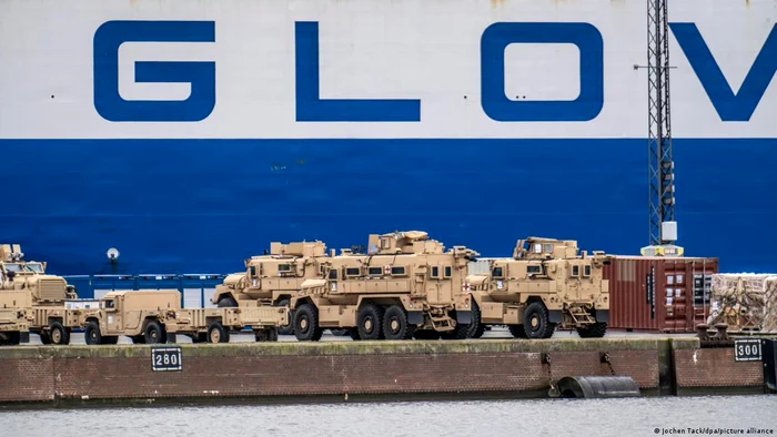 Vehicule militare americane la Bremerhaven în nordul Germaniei, pregătite pentru Ucraina