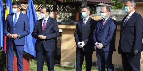 Costel Alexe Ludovic Orban Mihai Chirica Bogdan Aurescu si Nicolae Ciuca asista la imbarcarea echipei de medici şi asistenţi români care va pleca în misiune în Republica Moldova pentru a sprijini personalul medical in Iasi joi 30 aprilie 2020. Inquam