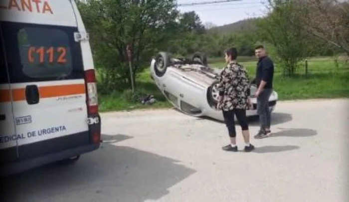 Maşina s-a răsturnat după ce a intrat în trei stâlpi FOTO: Arhivă