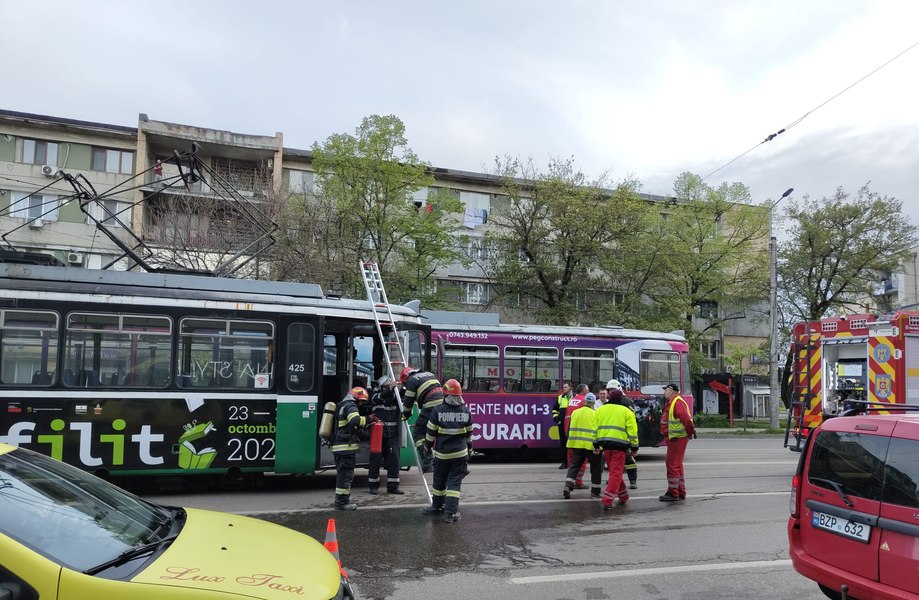 Un tramvai a luat foc în timp ce se afla pe traseu. Pasagerii au reușit să coboare 