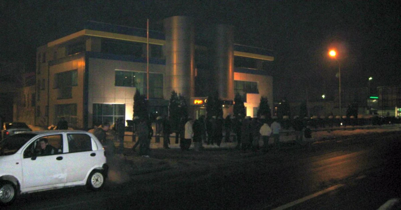 Angajaţii firmei PIC l-au aşteptat pe Penescu în stradă pentru a-i ura bun venit