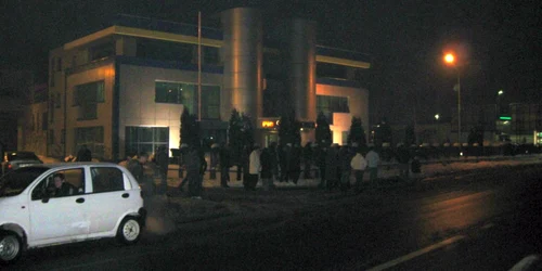 Angajaţii firmei PIC l-au aşteptat pe Penescu în stradă pentru a-i ura bun venit