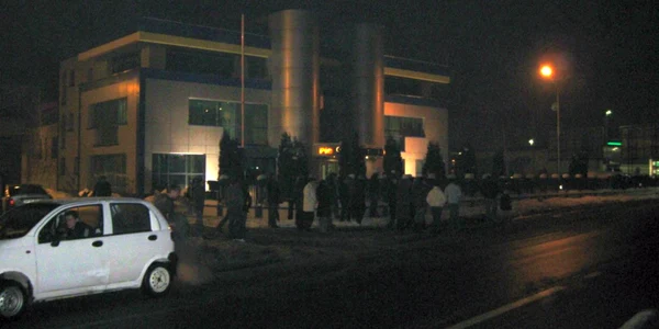 Angajaţii firmei PIC l-au aşteptat pe Penescu în stradă pentru a-i ura bun venit
