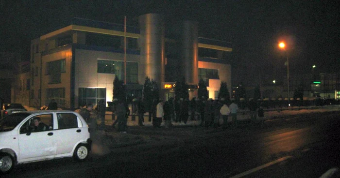 Angajaţii firmei PIC l-au aşteptat pe Penescu în stradă pentru a-i ura bun venit