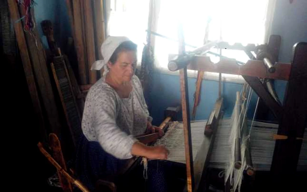 Maria Zapca mânuieşte războiul de ţesut   Foto: Angela Sabău