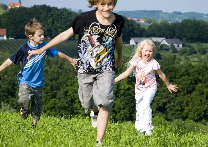 
    Conform studiului, copiii din România sunt cei mai fericițifoto: The Guardian  