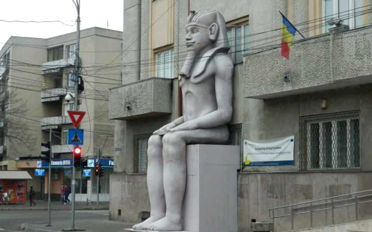 Statuia faraonului Ramses a ajuns şi la Satu Mare. FOTO - Nicu Ghişan