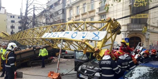 Macara prăbuşită peste maşină