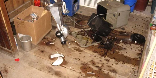 Un local a fost devastat de un client suparat pe barmanita