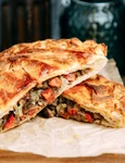 Placinta cu carne  Sursa foto shutterstock 1872742510 jpg