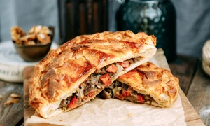 Placinta cu carne  Sursa foto shutterstock 1872742510 jpg