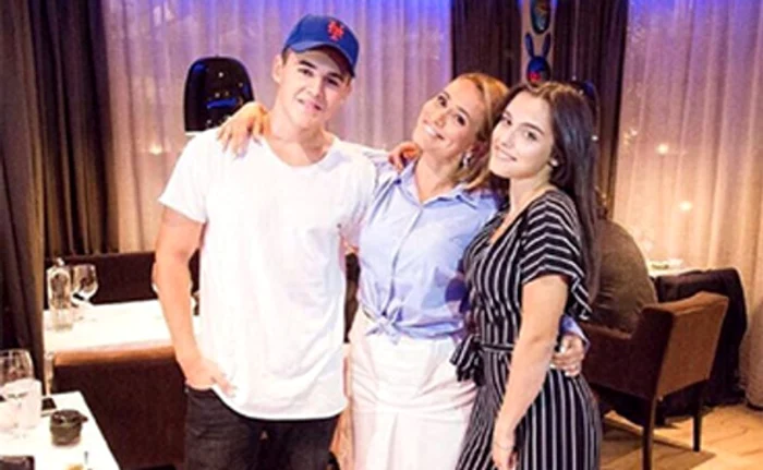 
    Mario a venit la ziua Alexiei și cei doi s-au sărutat ca-n vremurile bune  